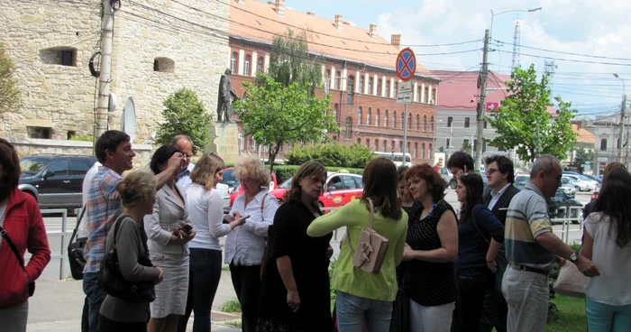 Elevi, părinţi şi profesori la prima probă în scris a Bacalaureatului din 2013 FOTO: Florina Pop