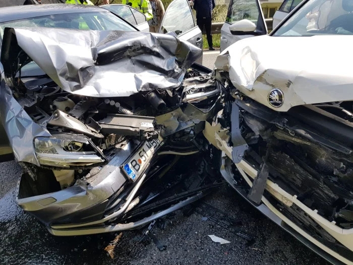 Accident cu 5 victime, printre care şi un copil, pe DN 7/E 81, Valea Oltului, la Bujoreni - Vâlcea: impact frontal; foto Adevărul