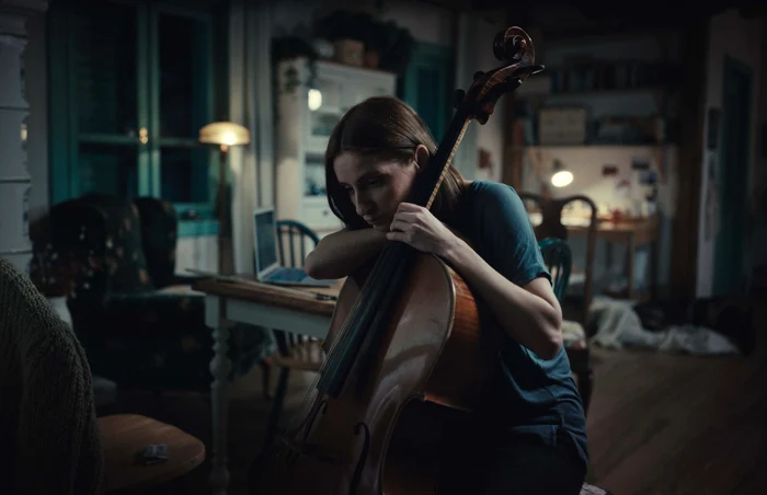Captură film RMN - Judith State cântânt la violoncel