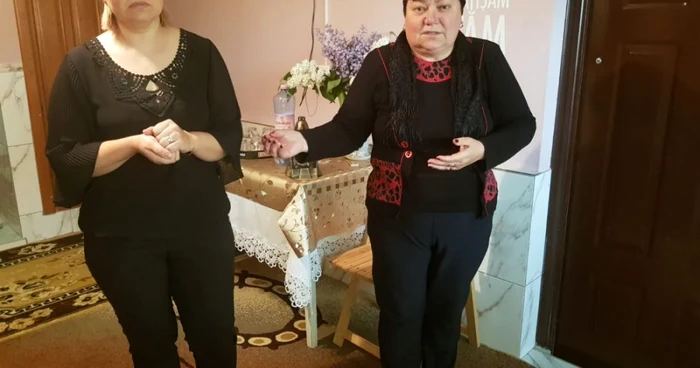 Mama (stânga) şi bunica (dreapta) fetiţei decedate în urma unei complicaţii cauzate de E.coli.