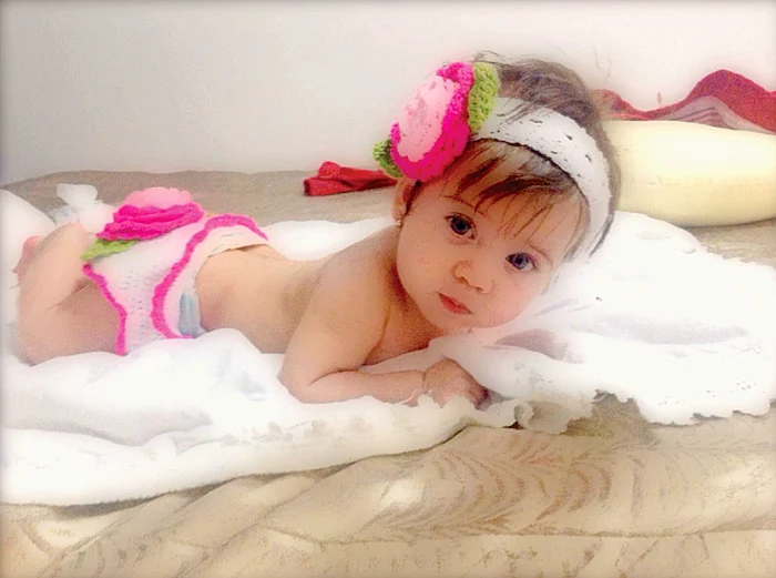 Şi micuţa Izabela are trusoul cu trandafiri şi fundiţe roz