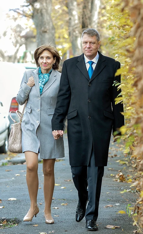 
    Preşedintele ales Klaus Iohannis n-a plecat, după Revoluţie, cu părinţii în Germania, de dragul soţiei, pe care o cunoaşte din studenţie. Carmen (54 de ani) şi Klaus Iohannis (55 de ani) au sărbătorit nunta de argintFoto: Mediafax  