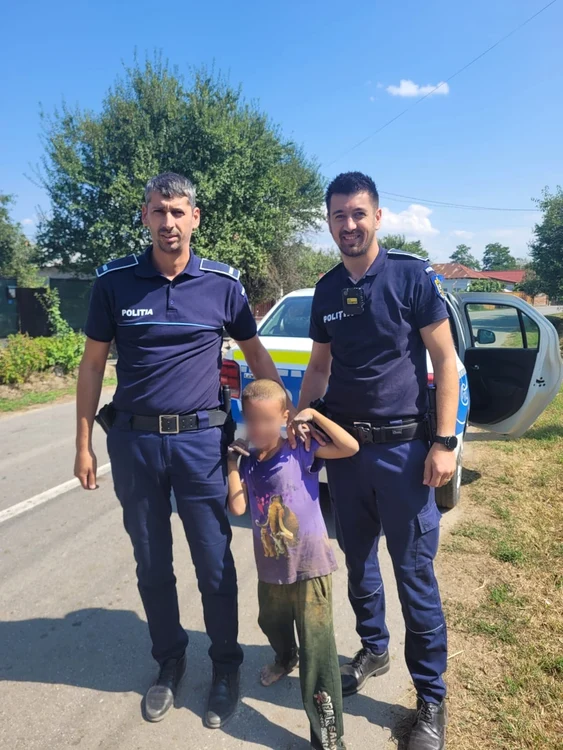 Copilul a parcurs 10 km, însoțit de trei câini FOTO: IPJ Olt