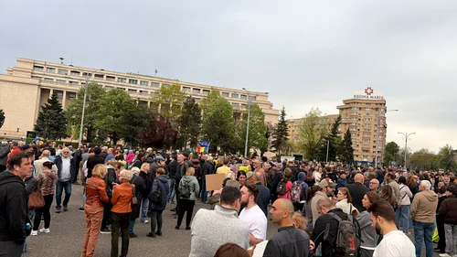 Manifestanții au venit cu diferite mesaje de sprijin pentru actualul premier / foto: Știrile Pro TV