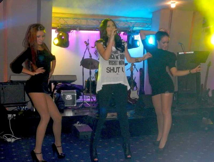 
    Ellie White a revenit pe scenă la o lună după ce a născut.  