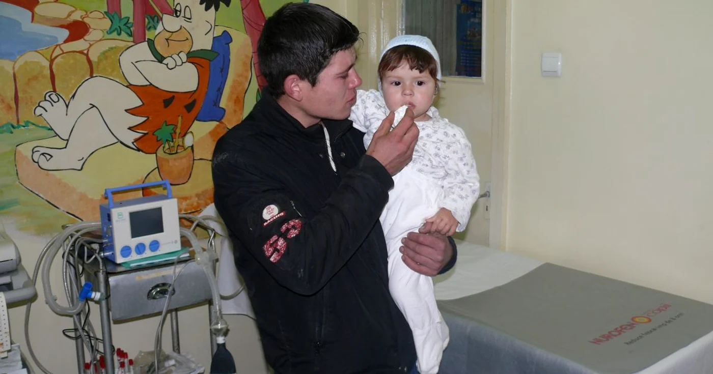 Bărbatul a venit într-un suflet la spital să îşi vadă fetiţa 