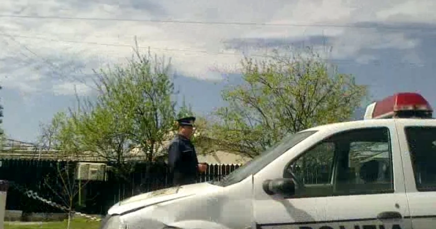 Mașina de Poliție a fost avariată în partea stânga-faţă
