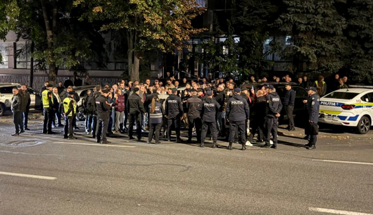 Blocul Patriotic protestează în fața la CEC. FOTO: Agora.md