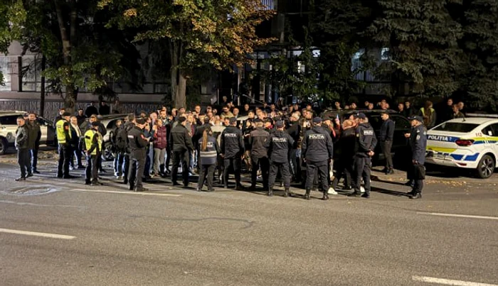 Blocul Patriotic protestează în fața la CEC. FOTO: Agora.md