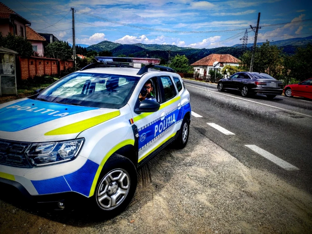 Tânăra a fost prinsă la volan fără să aibă permis de conducere                                   FOTO: Poliţia Română
