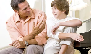 Tatăl, doar de vorbă cu băiatul jpeg