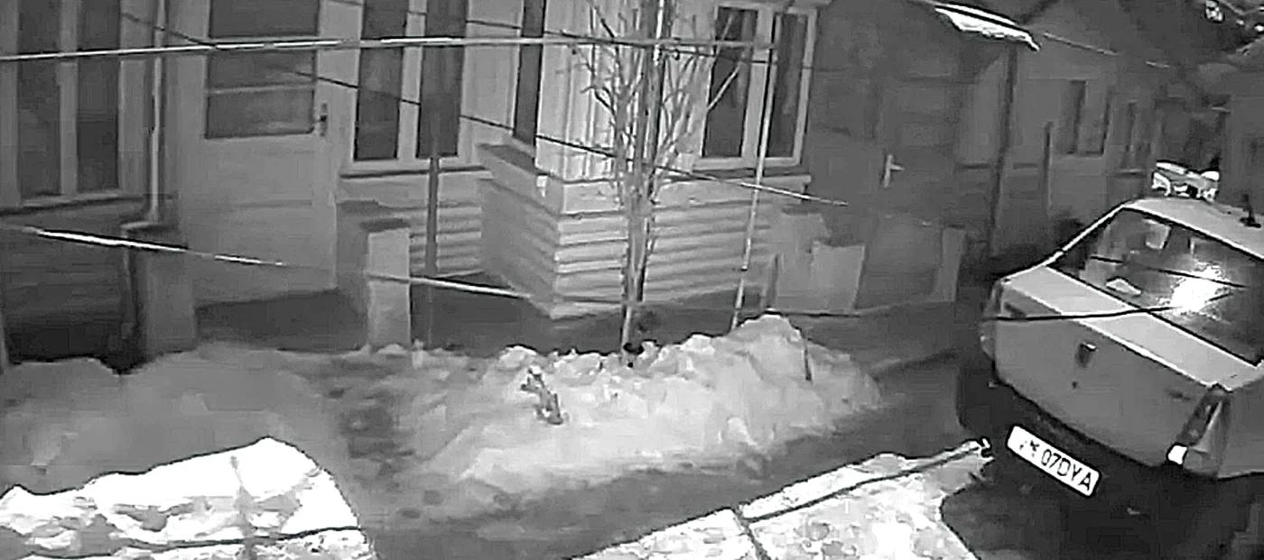 Momentul în care meteoritul trece pe deasupra localității Obrejița (Vrancea) și se oglindește în luneta unei mașini