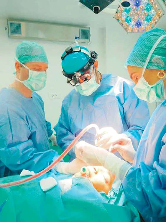 
    Daniela, în timpul  operaţiei  reparatorii    