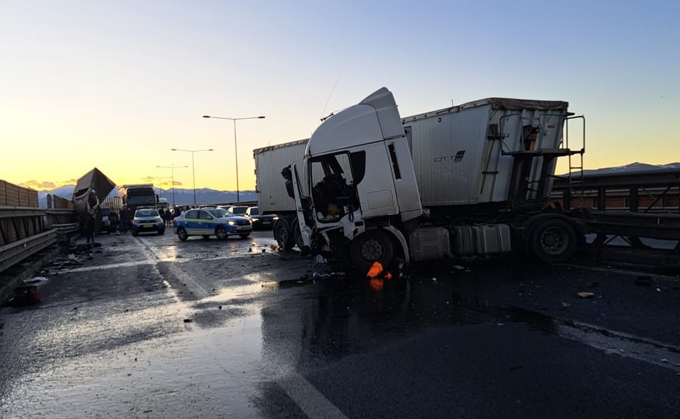 Grav accident rutier pe A1, Planul Roșu de Intervenție, activat. „A fost solicitat elicopterul SMURD”