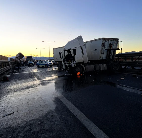 Accident pe A1 în Sibiu cu trei autovehicule implicate și opt persoane Foto ISU Sibiu