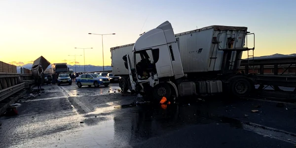 Accident pe A1 în Sibiu cu trei autovehicule implicate și opt persoane Foto ISU Sibiu