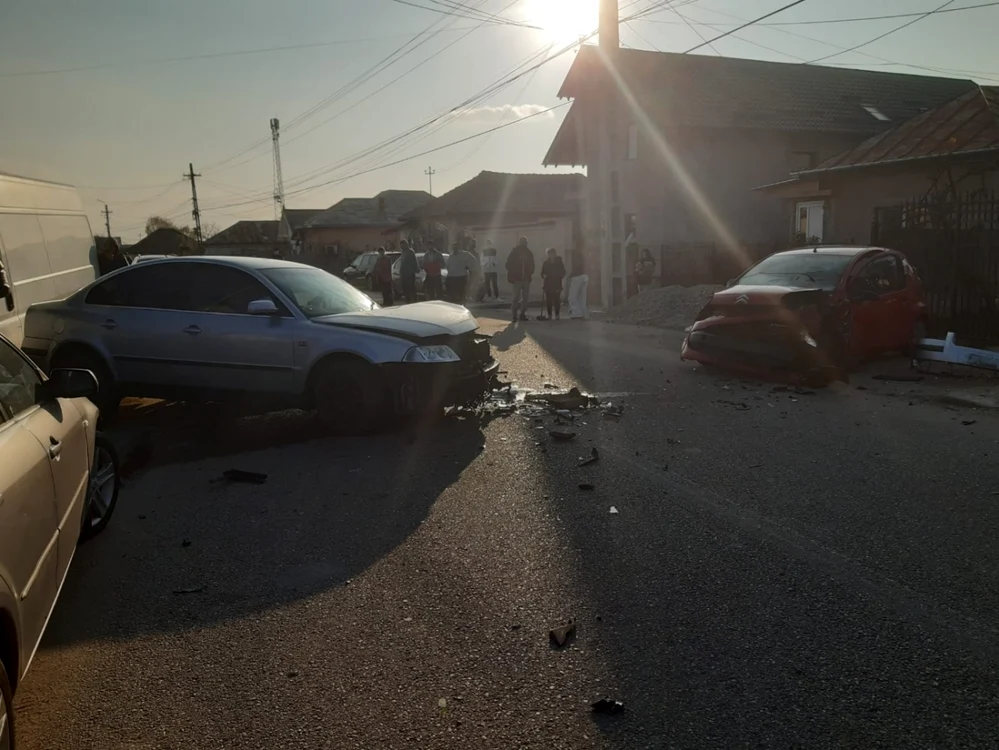 Accident pe o stradă din Drăgăşani Vâlcea - trei persoane printre care un bebeluş de cinci luni au suferit leziuni Foto Adevărul