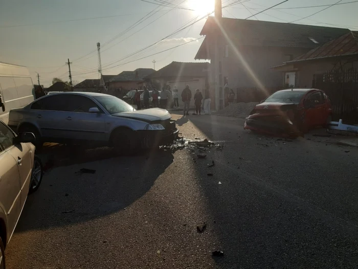 Accident pe o stradă din Drăgăşani Vâlcea - trei persoane printre care un bebeluş de cinci luni au suferit leziuni Foto Adevărul