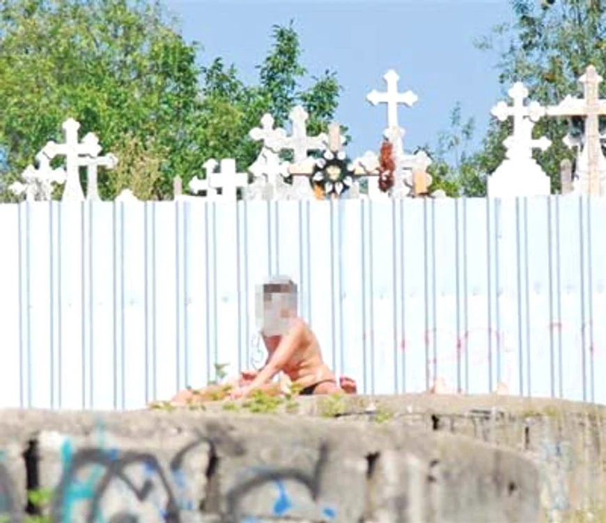 Dornice de un bronz  de invidiat, cele două  femei  nu par deranjate  de crucile din jurul lor  (FOTOGRAFII: Botoşăneanul)