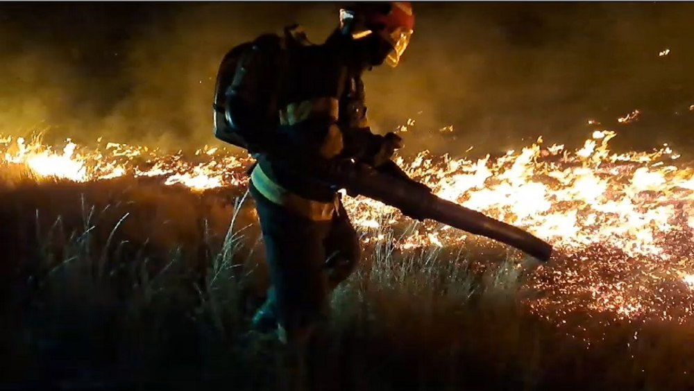 Dezastru lângă Vulcanii Noroioși: 200 de hectare de teren pârjolite de un imens incendiu. Piromanul, căutat de Poliție VIDEO