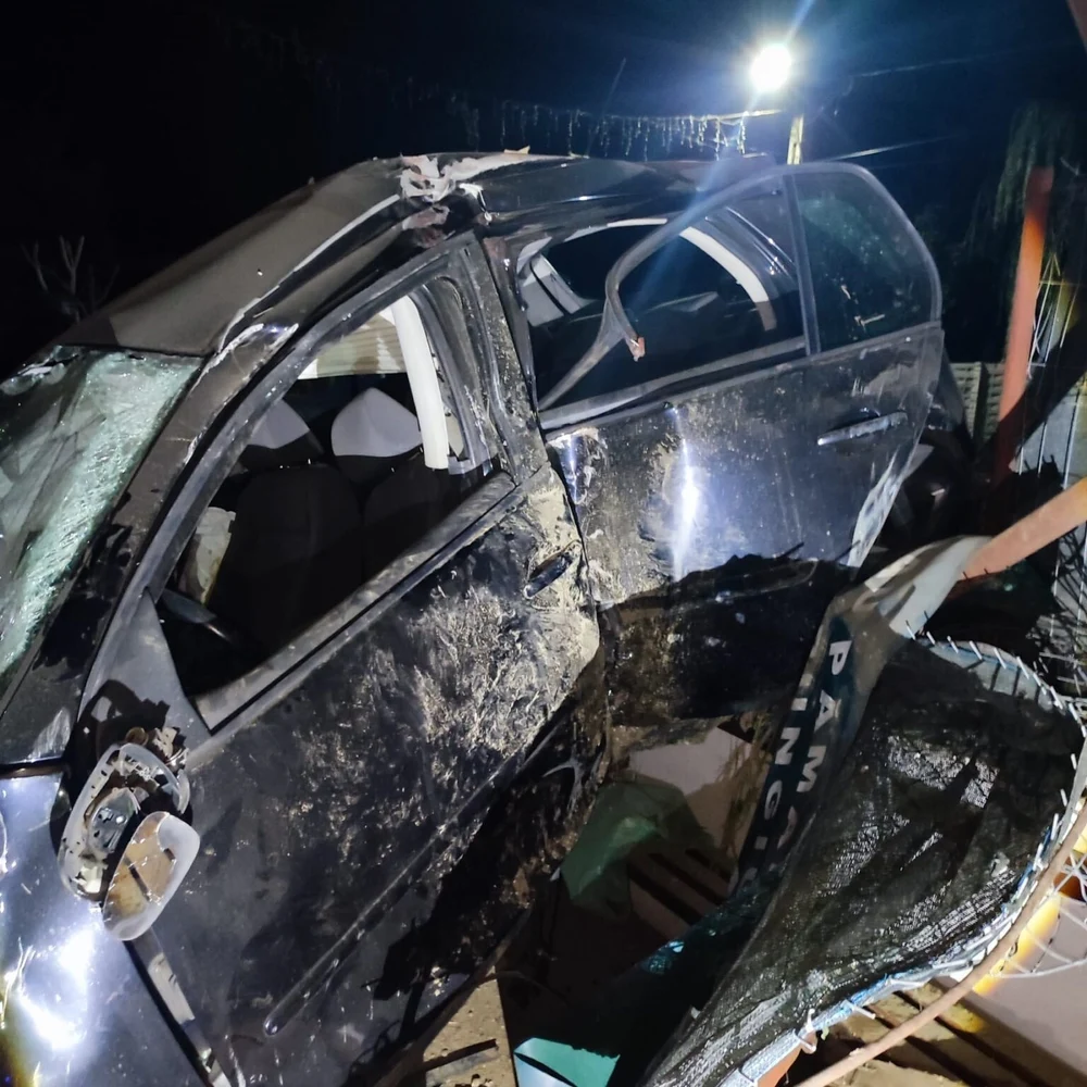 Nouă răniți, după ce un șofer de 19 ani a pierdut controlul la o curbă și a spulberat mai multe mese de pe terasa unui bar din Piatra-Olt