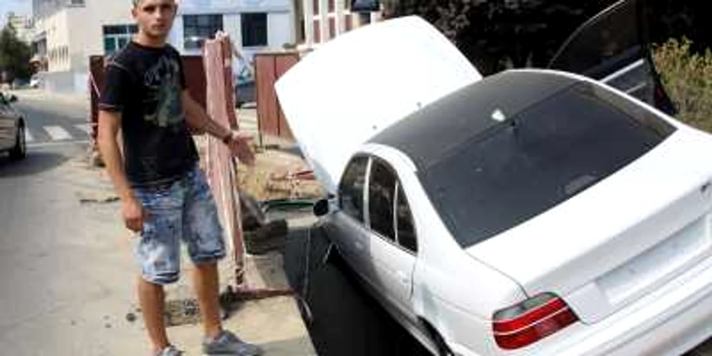 Un gălăţean ghinionist şi-a avariat serios maşina după ce a nimerit într-un "crater" nesemnalizat