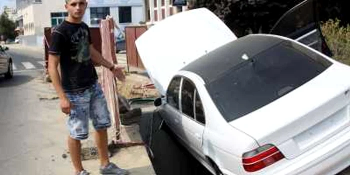 Un gălăţean ghinionist şi-a avariat serios maşina după ce a nimerit într-un "crater" nesemnalizat