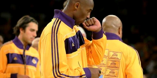 Kobe Bryant sărutând al cincilea inel de campion din carieră