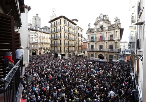 Pamplona - proteste împotriva bărbailor care au violat o fată. FOTO EPA-EFE