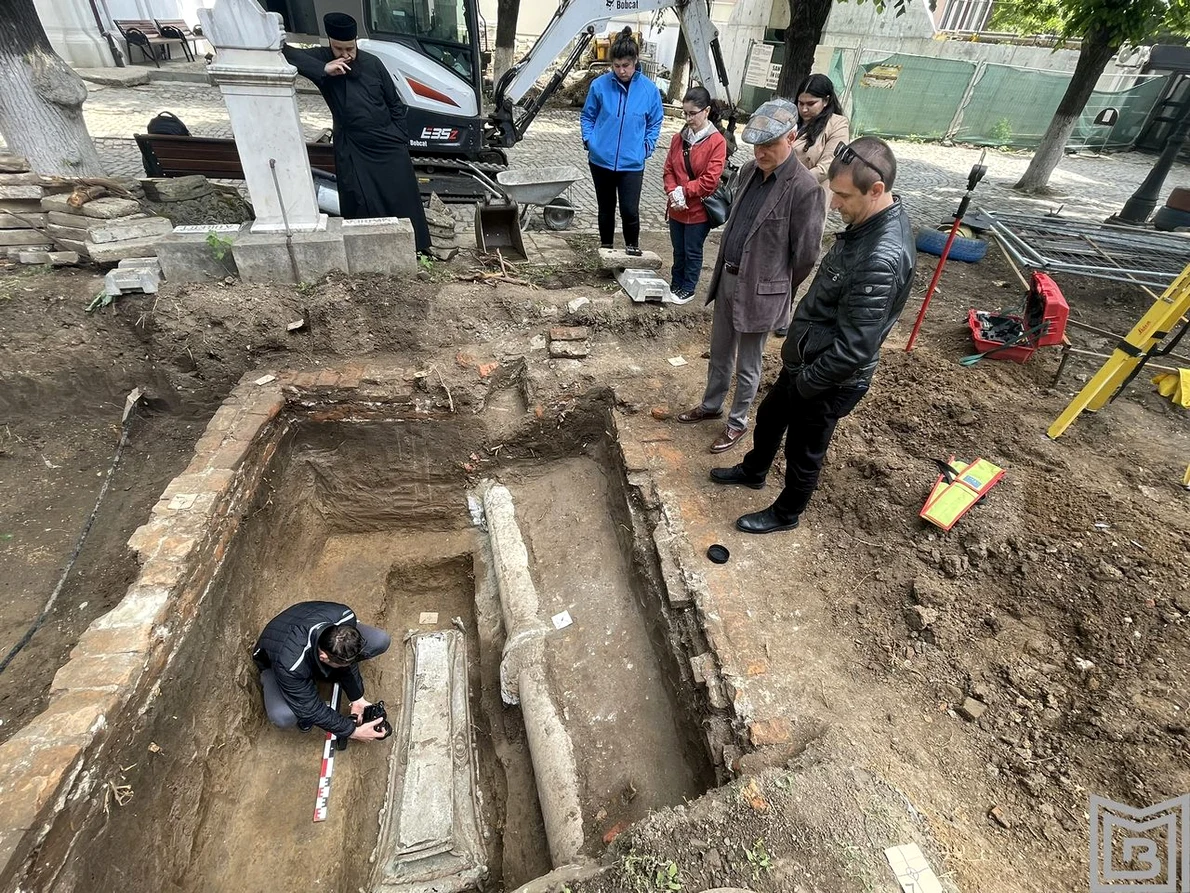 Un sicriu de zinc, descoperit în curtea Bisericii Mavrogheni (© Muzeul Municipiului București)