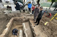 Un sicriu de zinc, descoperit în curtea Bisericii Mavrogheni (© Muzeul Municipiului București)