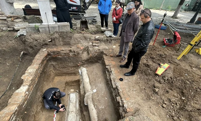 Un sicriu de zinc, descoperit în curtea Bisericii Mavrogheni (© Muzeul Municipiului București)