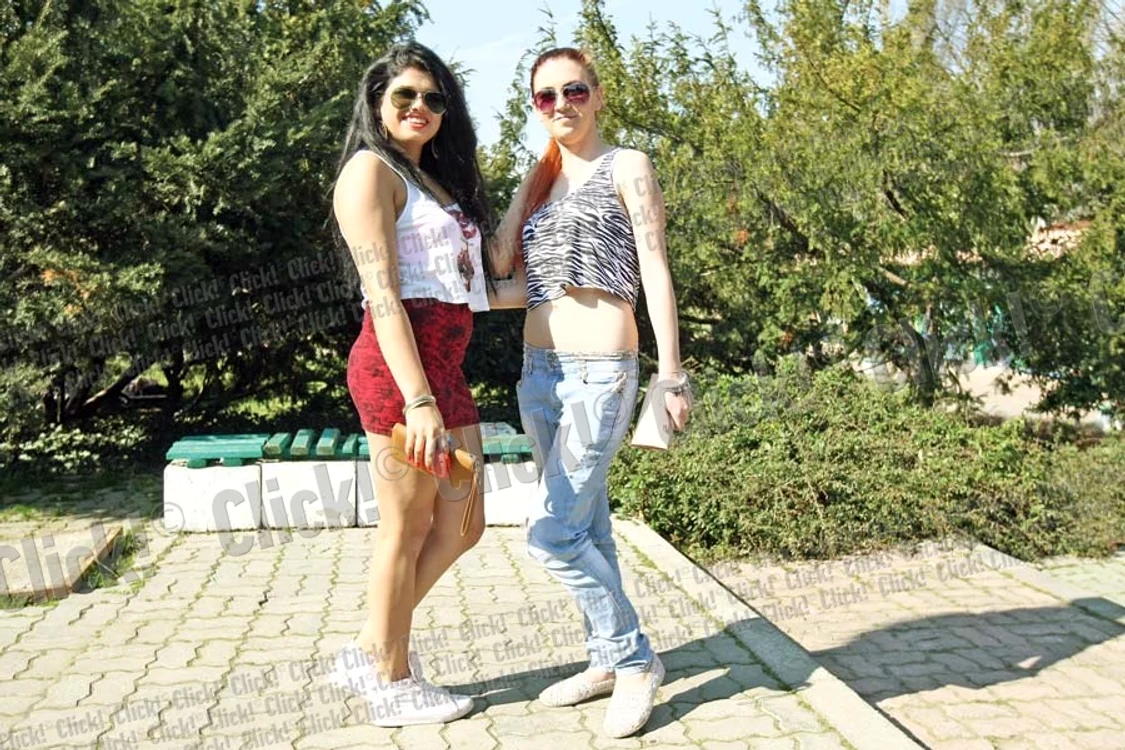 
    Roxana (20 de ani) a ales cea mai scurtă fustiţă din garderobă, iar prietena ei Mădălina (19 ani) şi-a etalat buricul (Fotografii: Dorin Constanda)  