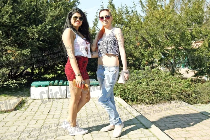 
    Roxana (20 de ani) a ales cea mai scurtă fustiţă din garderobă, iar prietena ei Mădălina (19 ani) şi-a etalat buricul (Fotografii: Dorin Constanda)  