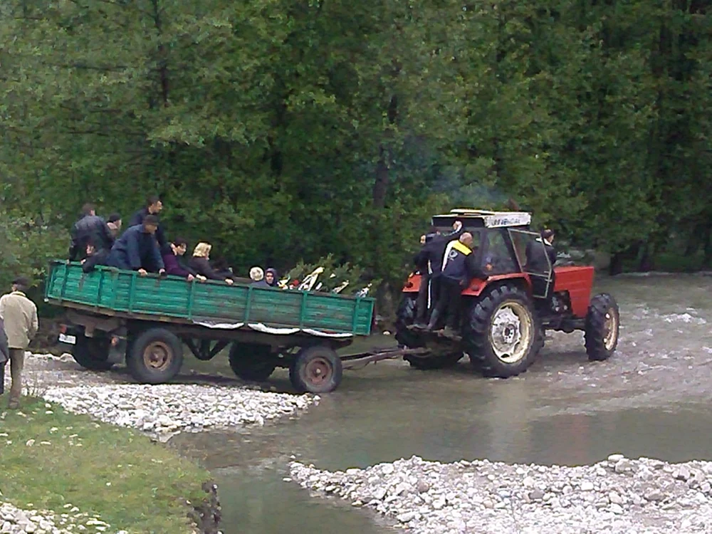 Persoana decedată a fost transportată cu tractorul la cimitir