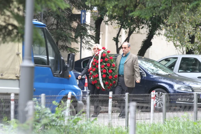 Un vecin a aprins o lumânare în memoria artistuluiFoto: Blitz