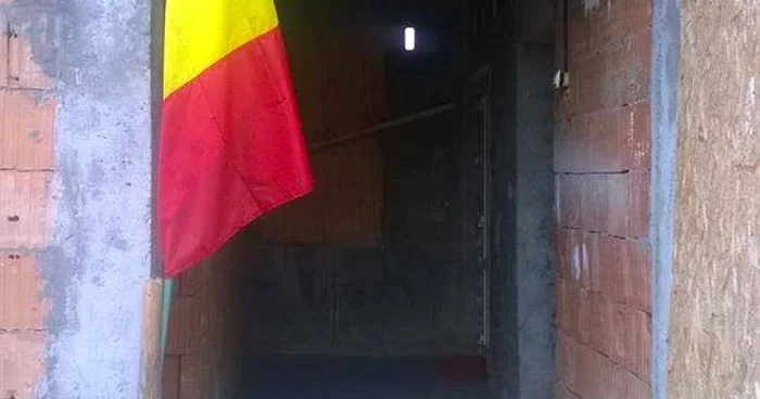 De pe clădirea şcolii nu lipseşte însă steagul tricolor