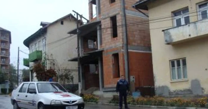 Râmnicu Vâlcea: Poliţistul călcat cu maşina va fi expertizat dacă are şi leziuni interne