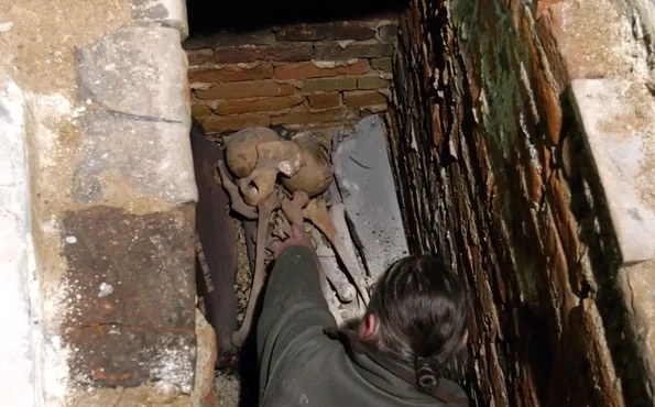 Deschiderea mormântului din Lepoglava, în care se află osemintele lui Ioan Corvin, fiul regelui Matia Corvin, împreună cu cele ale fiului acestuia, Cristofor (© captură video Magyarságkutató Intézet)