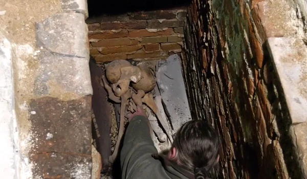 Deschiderea mormântului din Lepoglava, în care se află osemintele lui Ioan Corvin, fiul regelui Matia Corvin, împreună cu cele ale fiului acestuia, Cristofor (© captură video Magyarságkutató Intézet)