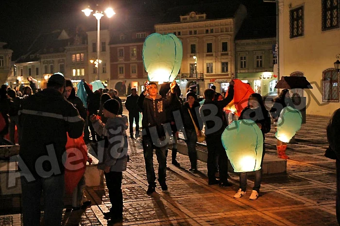 Cerul Braşovului, luminat de felinare din hartie