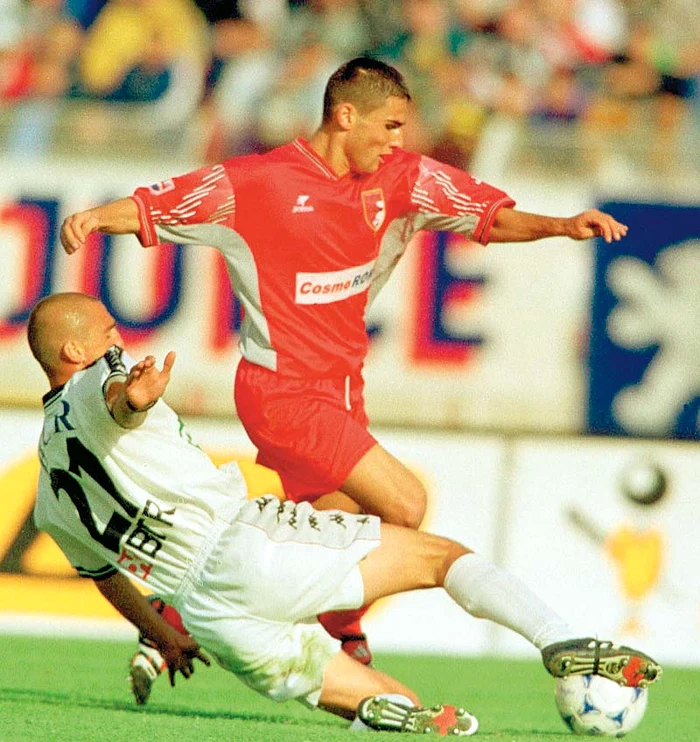 
    Mutu a jucat pentru ultima  oară în Liga 1 în tricoul  celor de la Dinamo, de unde  a făcut saltul la Inter  