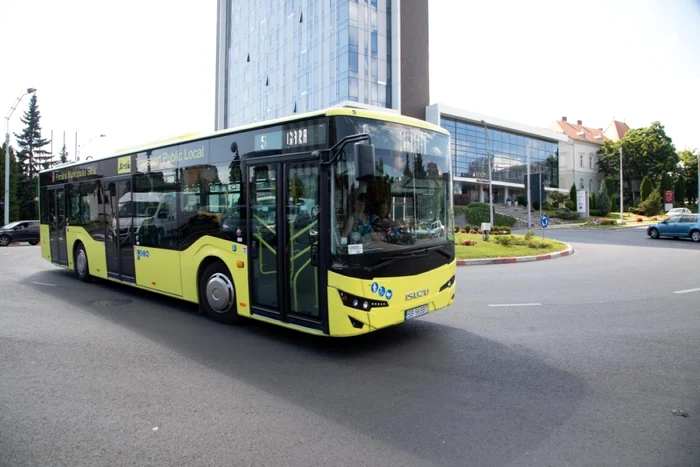 Poliţiştii în caută pe bărbatul care a bătut un şofer de autobuz. FOTO: Tursib