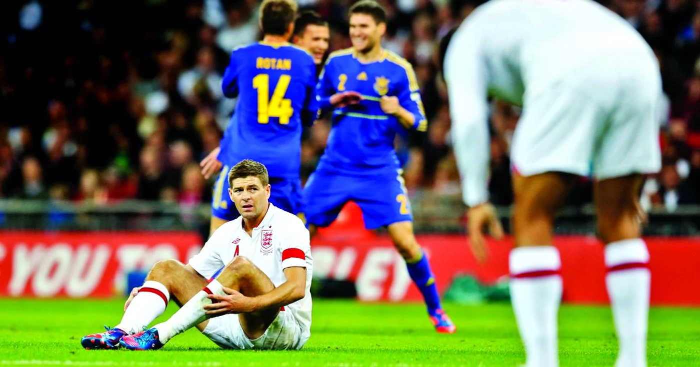 Gerrard este la pamânt, În septembrie, pe Wembley, Ucraina a condus până în minutul 87, dar Lampard a egalat din penalty (1-1 scor final). FOTO: Reuters