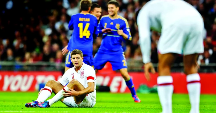 Gerrard este la pamânt, În septembrie, pe Wembley, Ucraina a condus până în minutul 87, dar Lampard a egalat din penalty (1-1 scor final). FOTO: Reuters