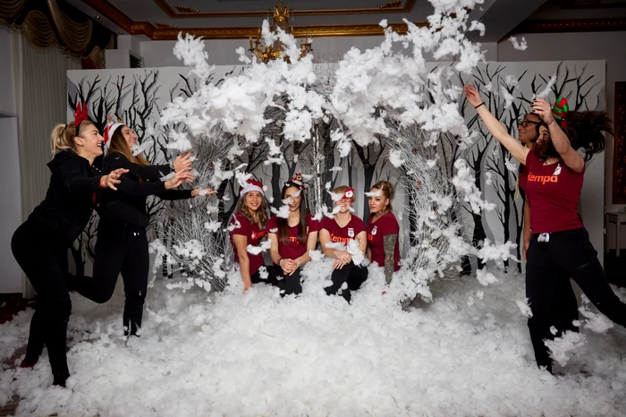 O bătaie cu ”zăpadă” nu poate lipsi nici măcar în studioul foto (FOTO: CS Rapid)