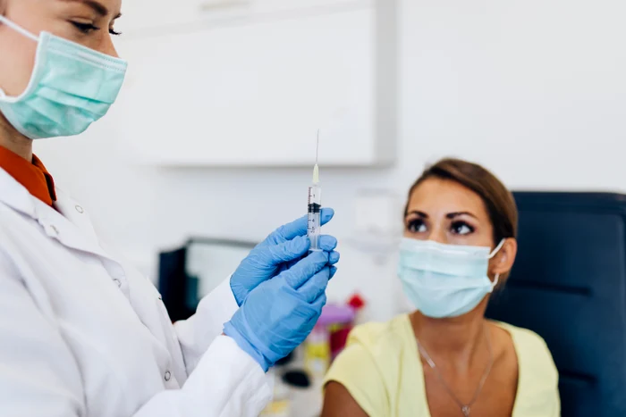 
    Aproape 7 milioane de români sunt imunizați cu cel puțin o dozăFoto: Shutterstock  