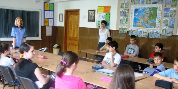 Elevii au fost învăţaţi ce trebuie să facă pentru a nu deveni victime ale hoţilor