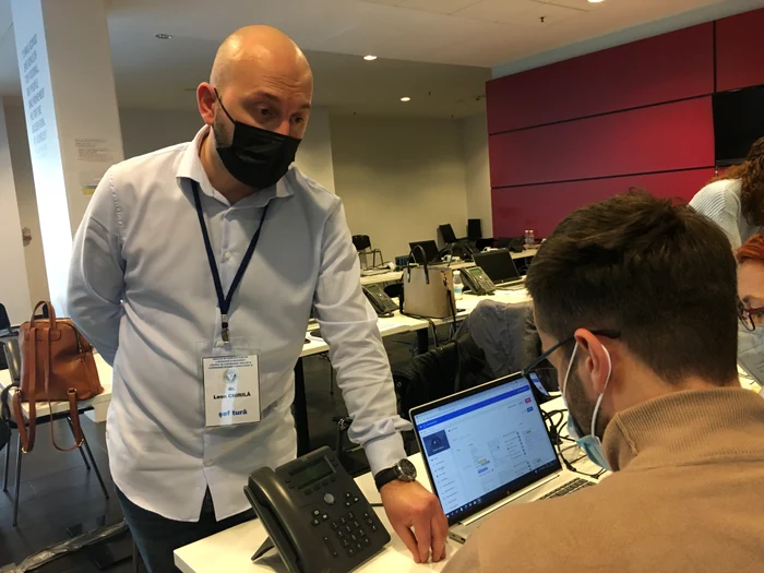 Dr. Leon Chirilă le face instructajul noilor colegi