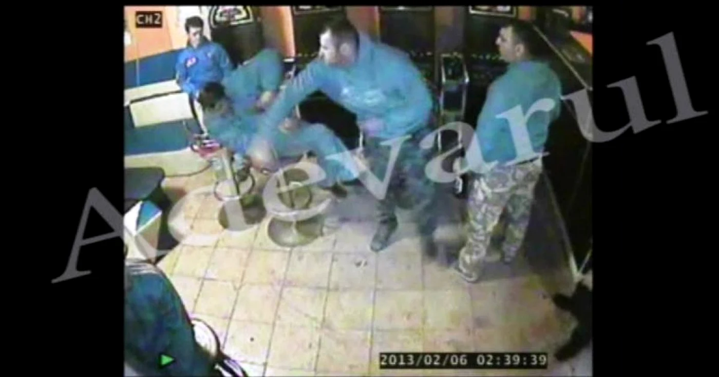 Cei trei agresori au fost reţinuţi de către  procurori pentru 24 de ore